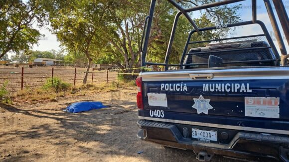 Localizan a un hombre ejecutado y con una bolsa en la cabeza en Costa Rica, al sur de Culiacán