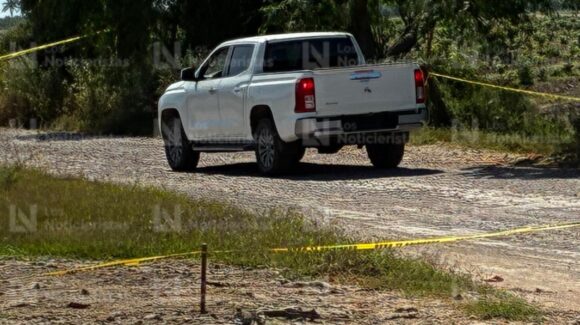 Localizan a un hombre sin vida y con un impacto de bala en el interior de una camioneta en El Refugio, Ahome, Sinaloa