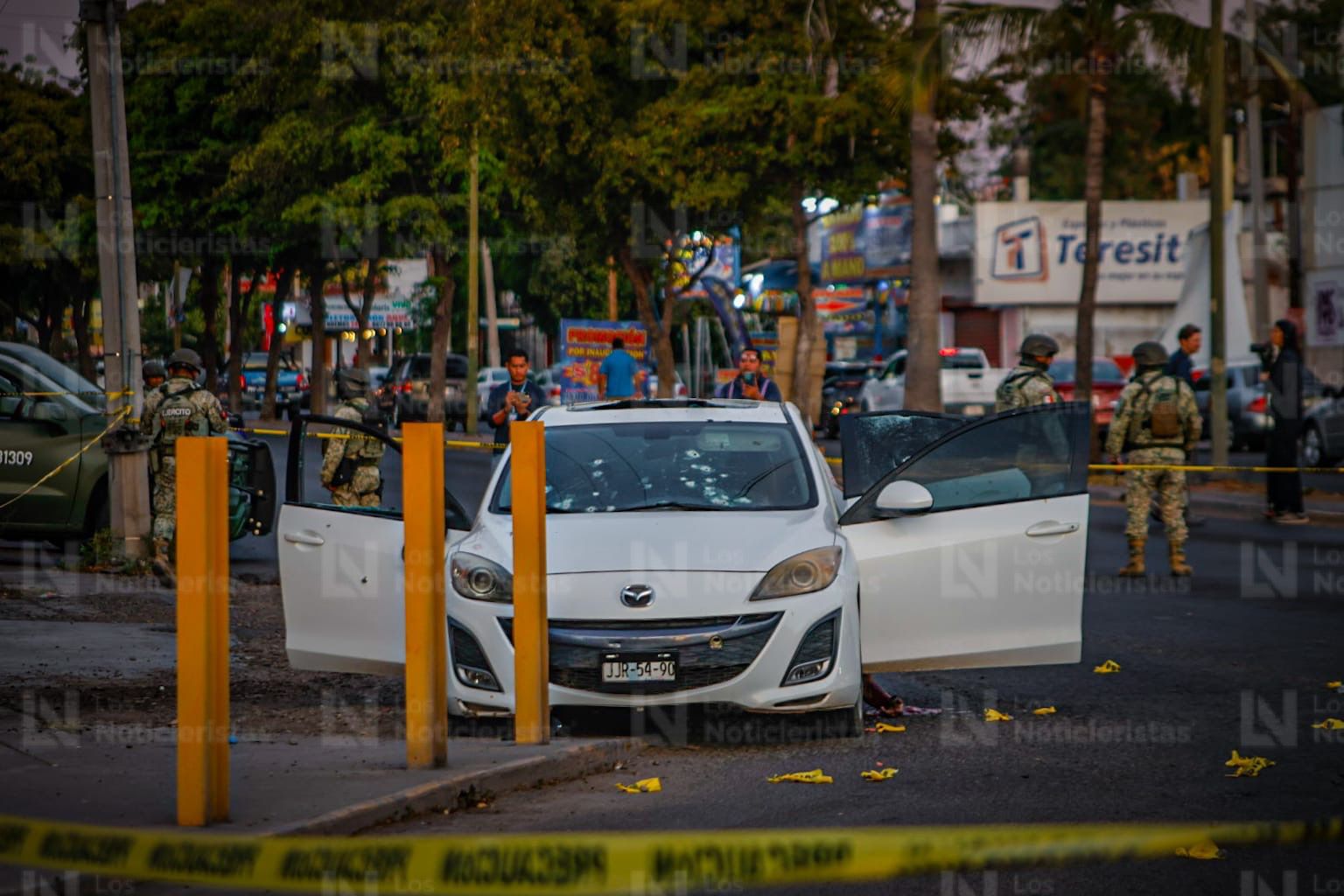 Acribillan a dos hombres a bordo de un Mazda en Caseta Cuatro en Culiacán