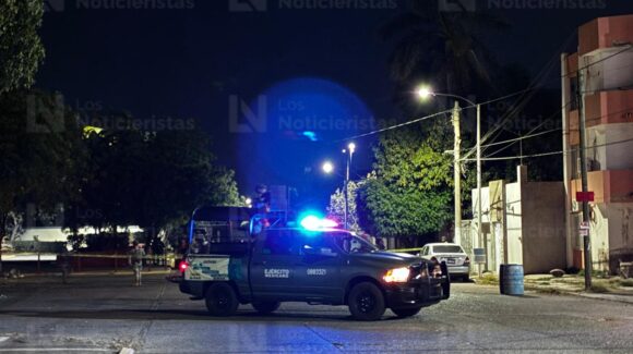 ¡Está encintado del rostro y amarrado de las manos! Ejecutan a hombre a cuadras de retén militar en Lomas del Bulevar en Culiacán, Sinaloa