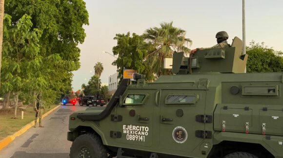 Ejército detiene a cinco personas con armas de fuego; fueron trasladados a la FGR en Los Mochis, Sinaloa