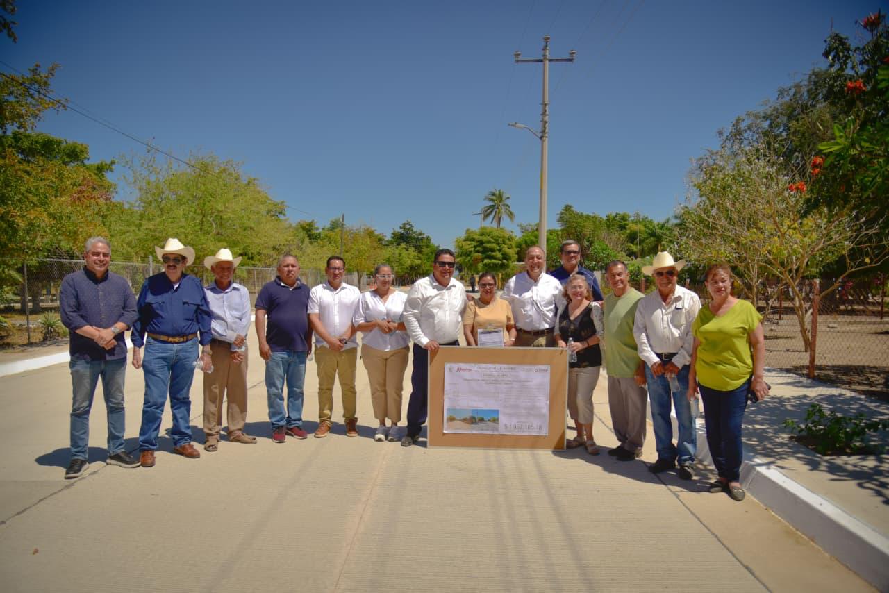 Entrega alcalde de Ahome obras de alumbrado y pavimentación en el Valle del Carrizo