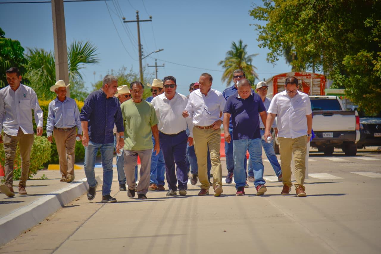 Entrega alcalde de Ahome obras de alumbrado y pavimentación en el Valle del Carrizo