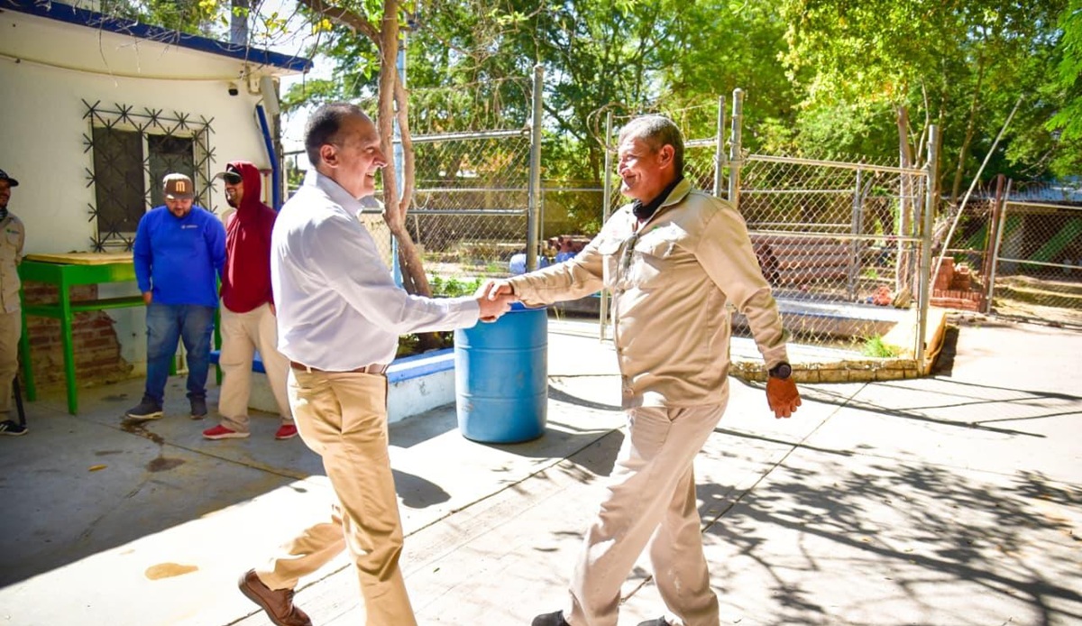 Alcalde de Ahome entrega uniformes a trabajadores de Japama