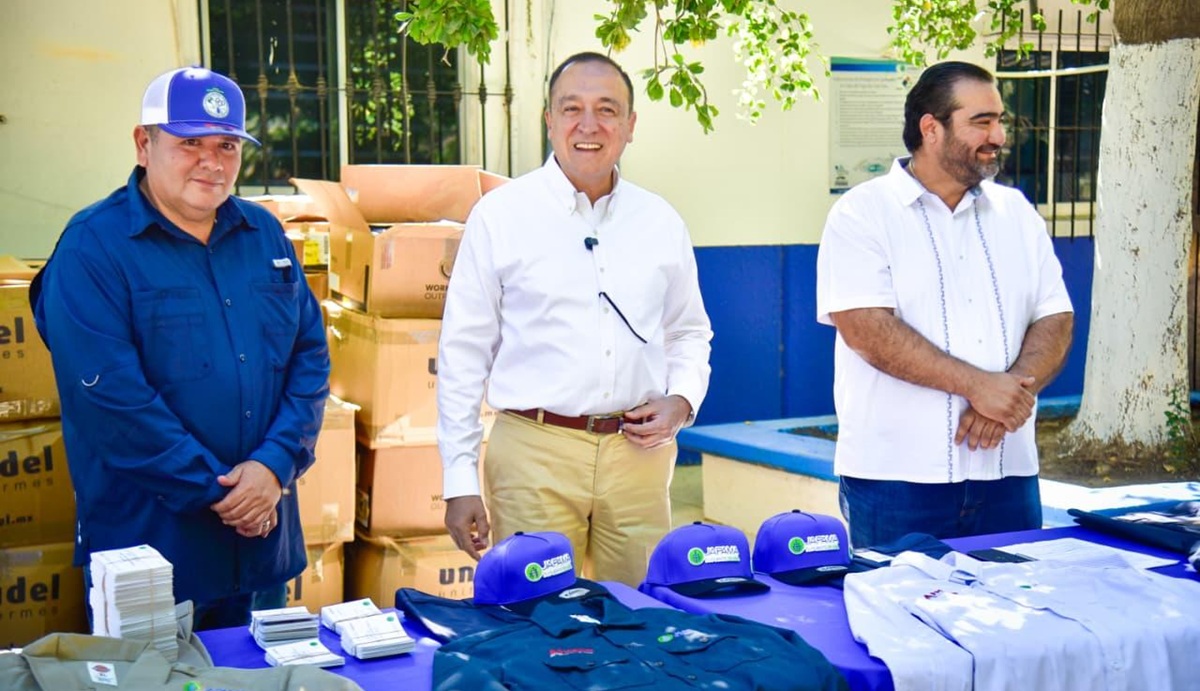 Alcalde de Ahome entrega uniformes a trabajadores de Japama