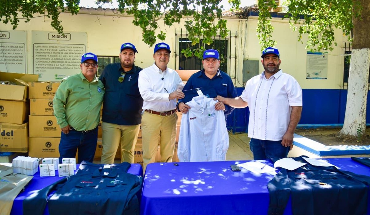 Alcalde de Ahome entrega uniformes a trabajadores de Japama