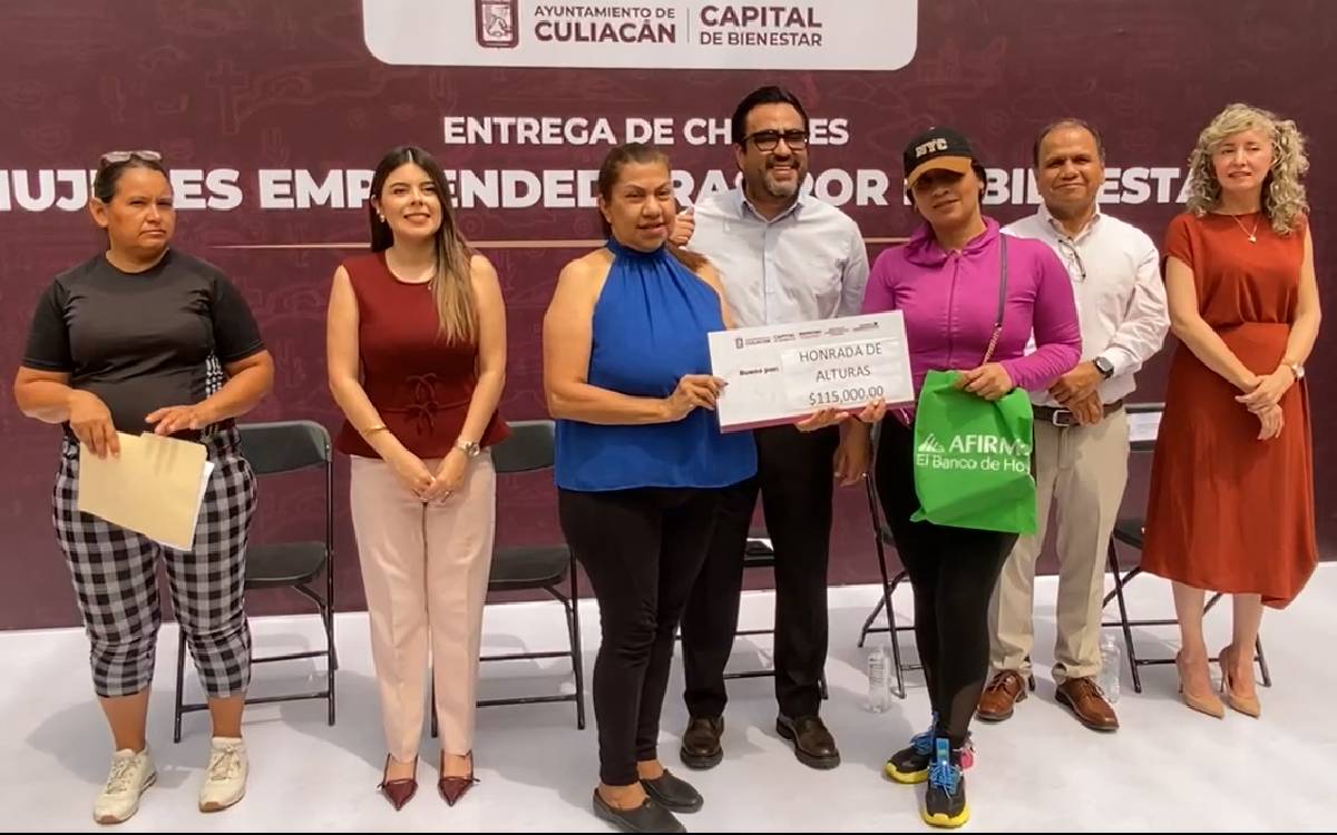 , Juan de Dios Gámez Mendívil encabezó la entrega de cheques del programa Mujeres Emprendedoras por el Bienestar