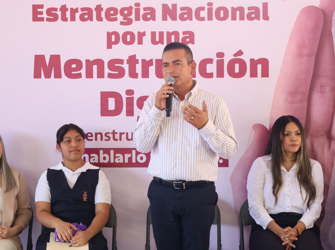Entregan kits de menstruación a alumnas de secundaria en La Palma, Navolato