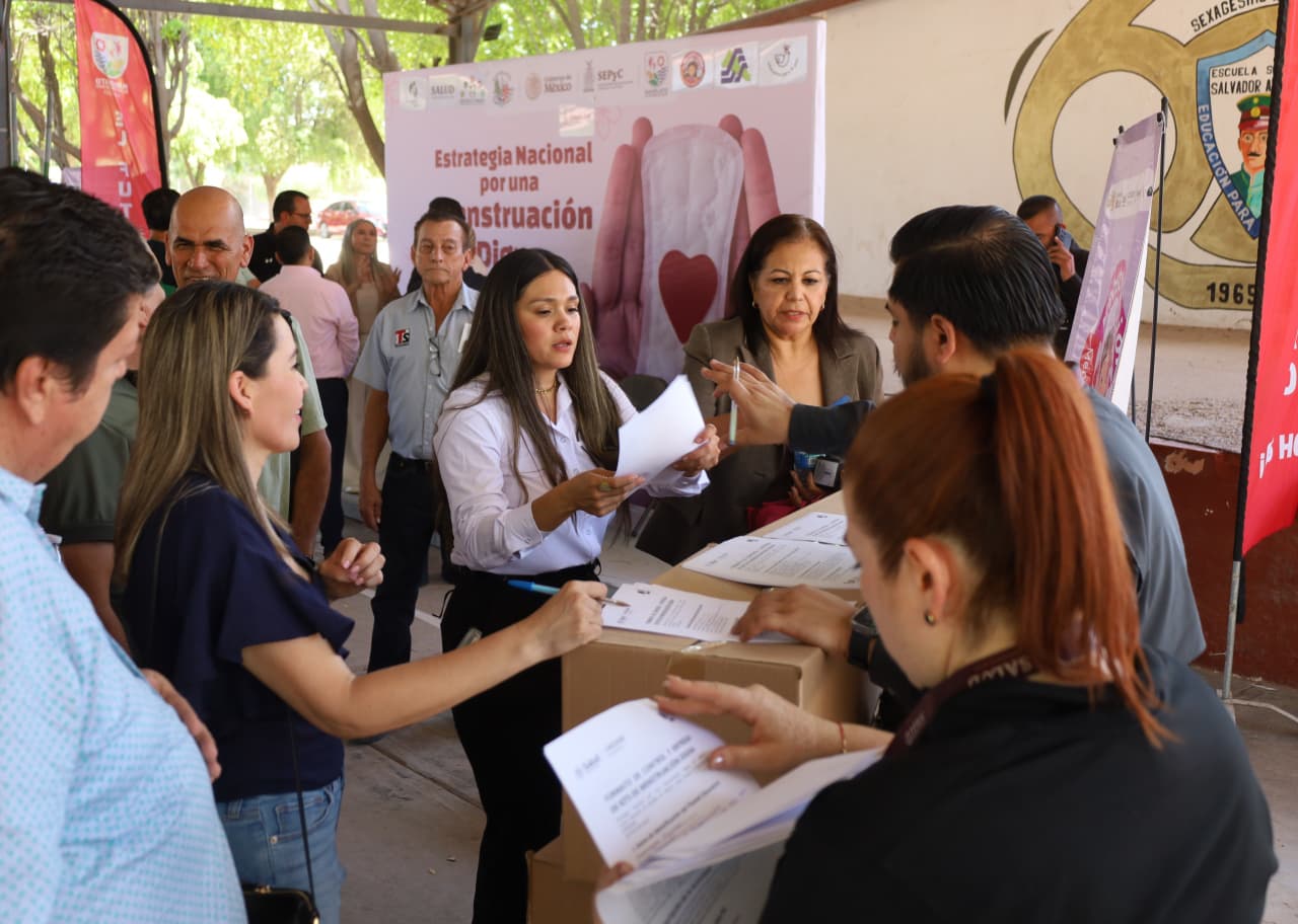 Entregan kits de menstruación a alumnas de secundaria en La Palma, Navolato