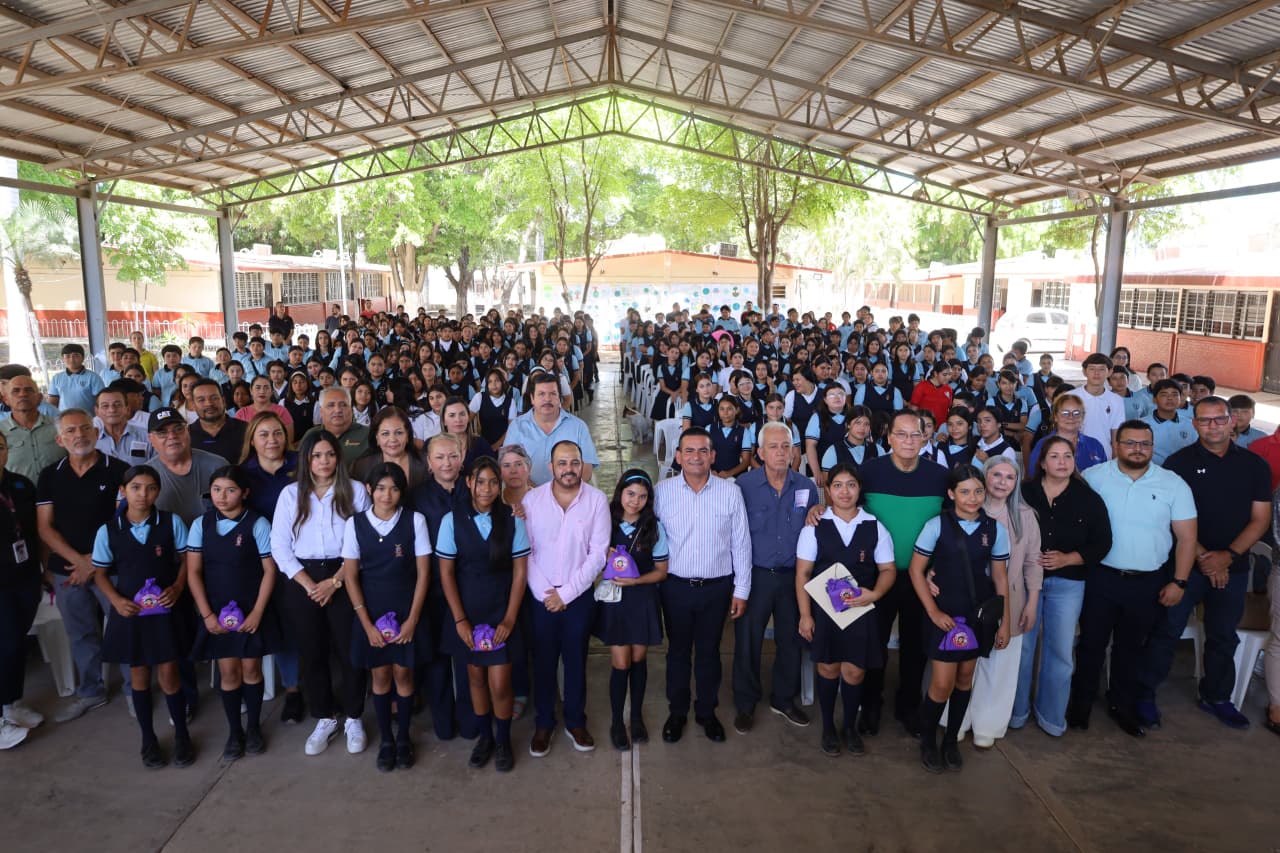 Entregan kits de menstruación a alumnas de secundaria en La Palma, Navolato