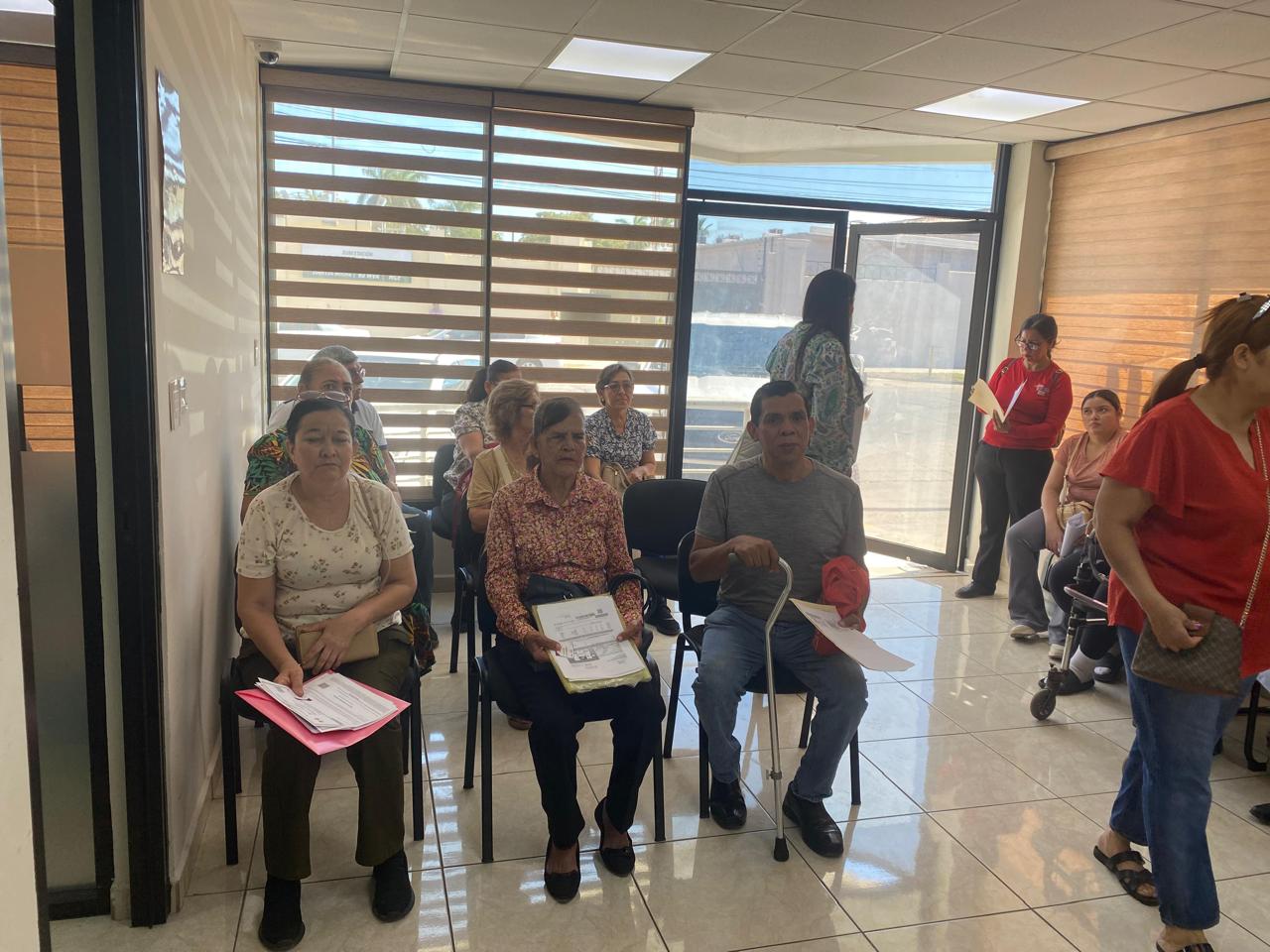 Entregan lentes y aparatos auditivos y de movilidad en Ahome