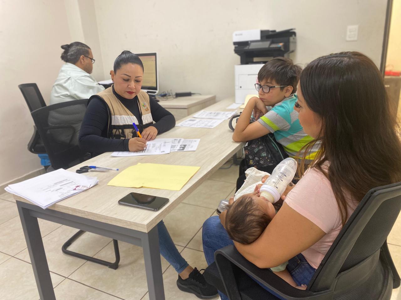 Entregan lentes y aparatos auditivos y de movilidad en Ahome