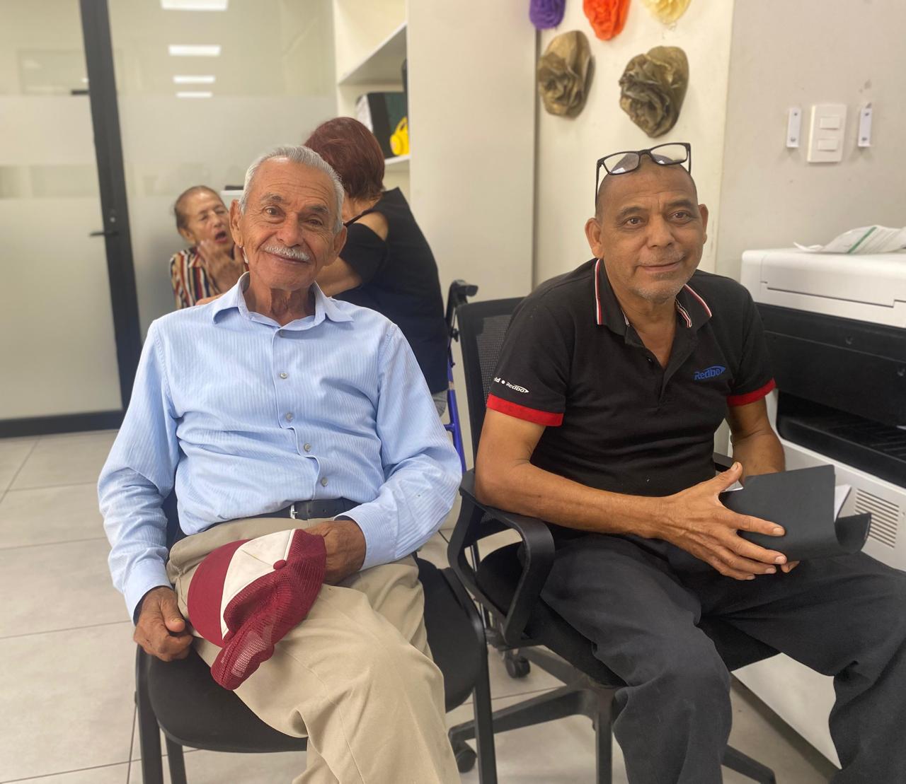 Entregan lentes y aparatos auditivos y de movilidad en Ahome