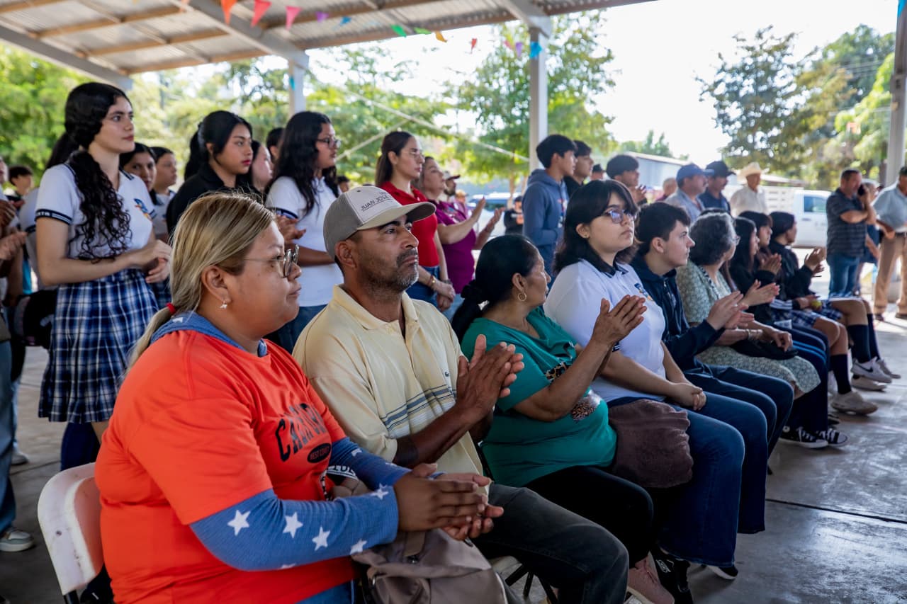 Entregan línea de conducción y equipamiento en El Tajito, Guasave