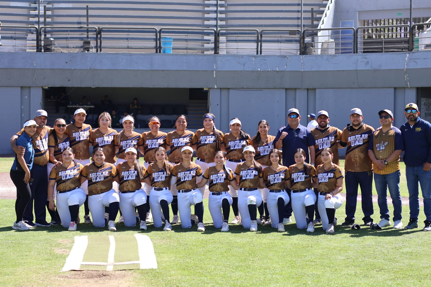 Equipo de softbol de las Águilas UAS en Nacionales ANUIES 2026