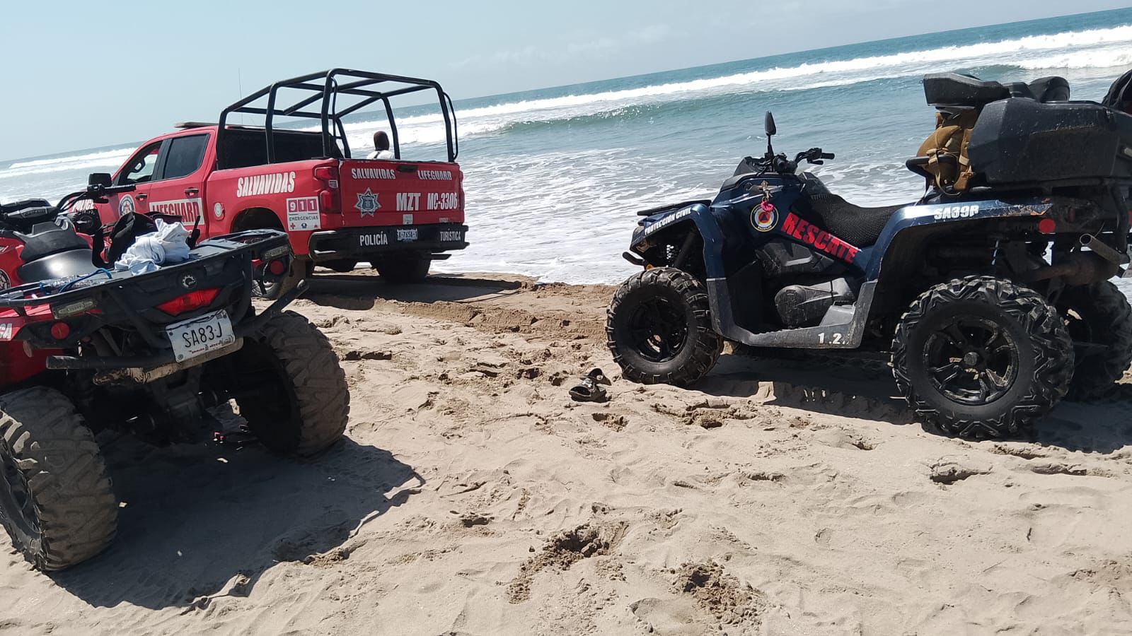 equipos de rescate en mazatlan buscan a un menor que fue tragado por el mar