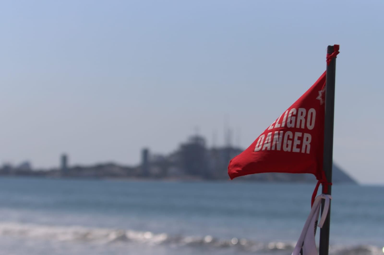 equipos de rescate en mazatlan sinaloa buscan a un menor que fue tragado por el mar