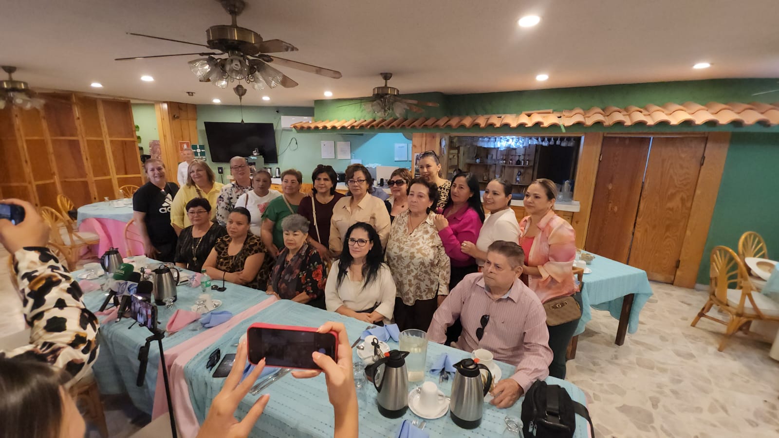 Compañeros respaldan a extrabajadora Esmeralda Cota en Guasave.