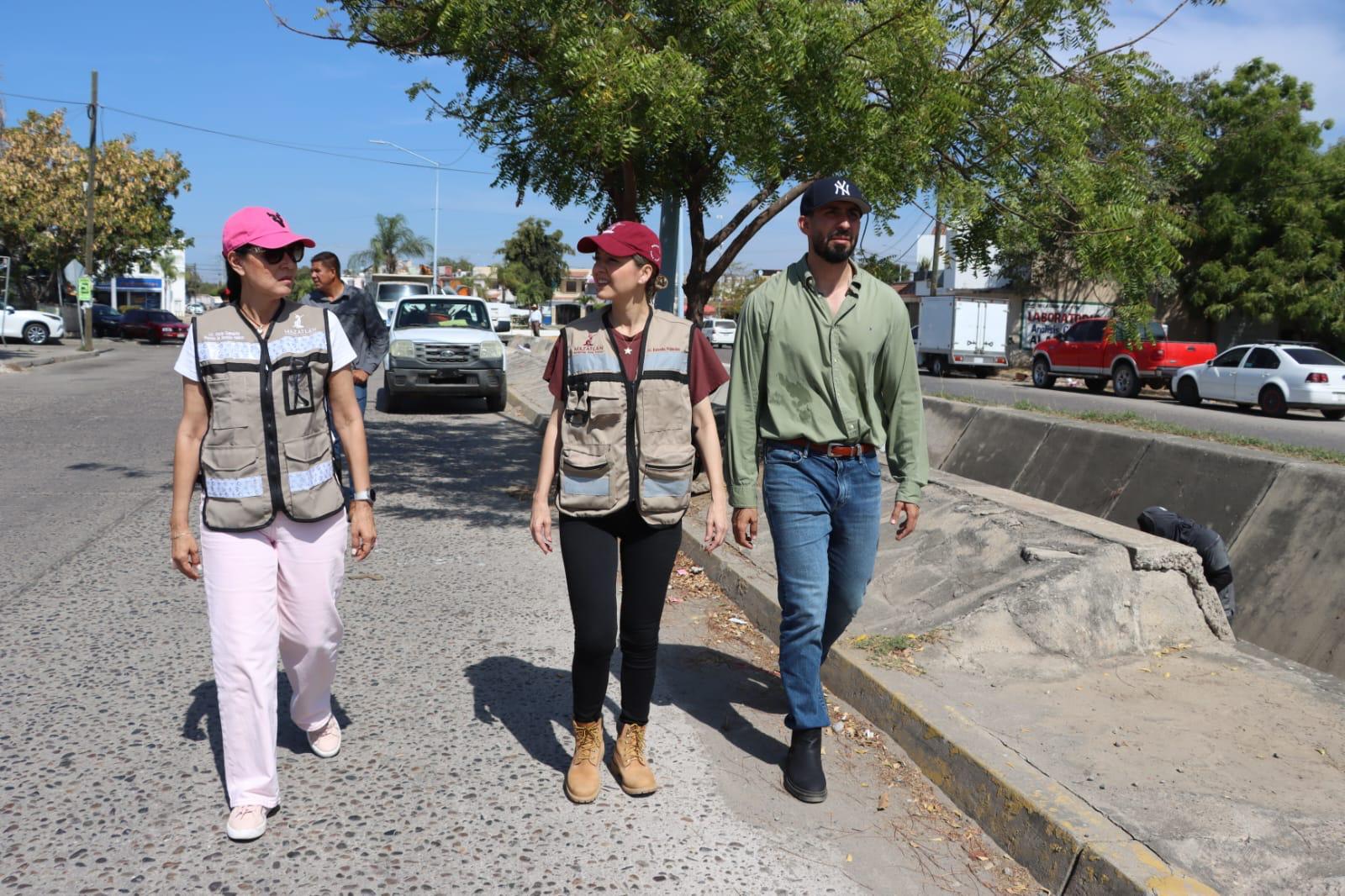 Estrella Palacios supervisa limpieza de canales en Infonavit Alarcón