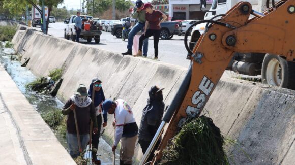 Realizan trabajos de desazolve de canales en Infonavit Alarcón de Mazatlán, Sinaloa