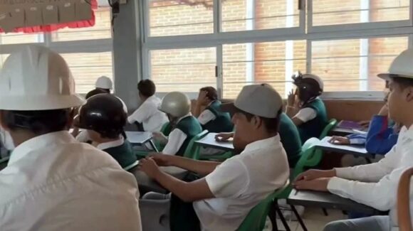 ‘Se cae a pedazos’… estudiantes de telesecundaria en Morelos, portan cascos debido al riesgo de colapso en el plantel
