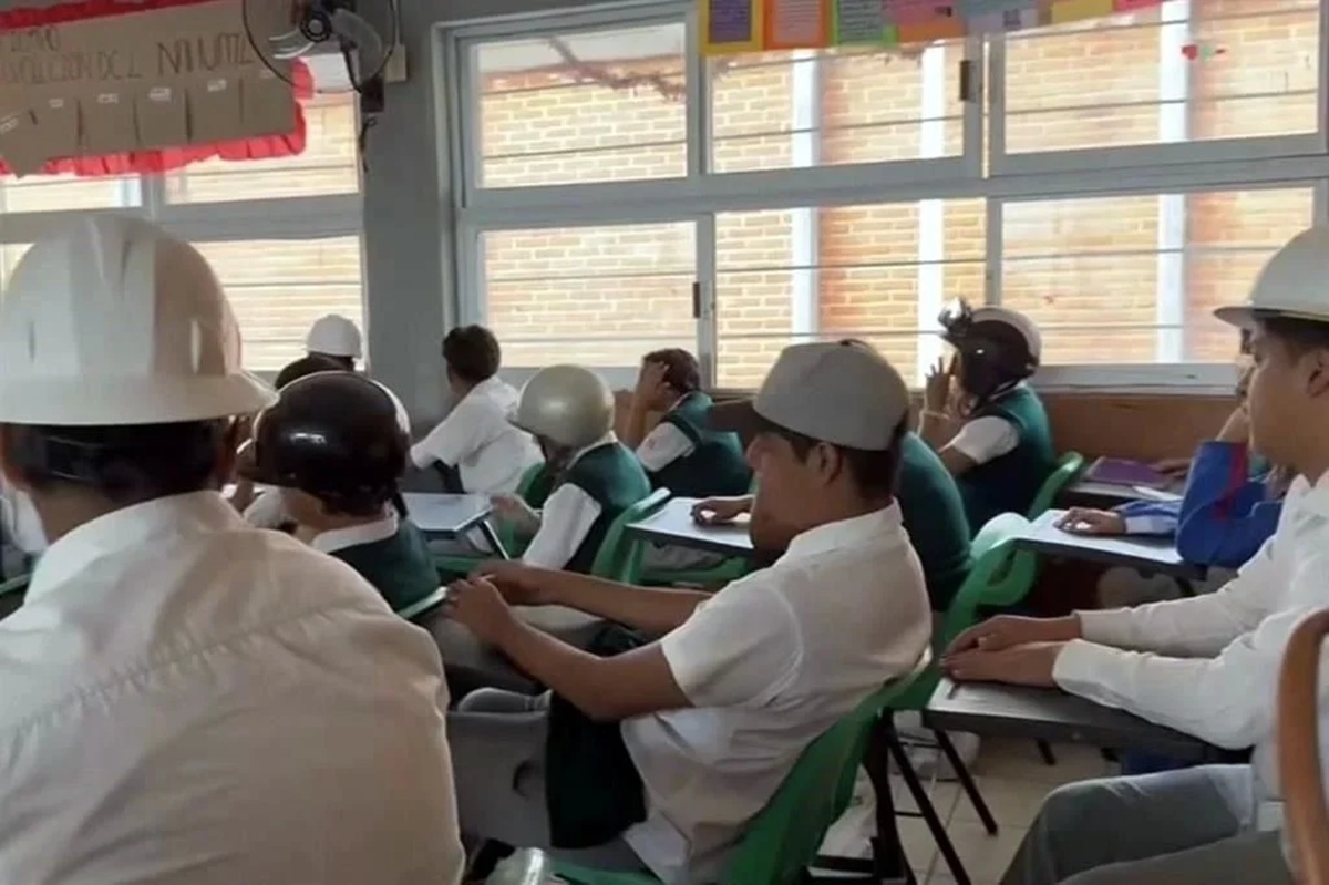 Estudiantes portando cascos en Telesecundaria, en Morelos