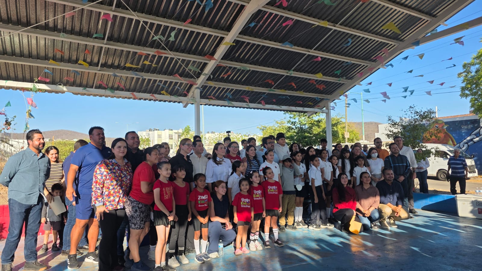 Gámez Mendívil inaugura techumbre en Alturas del Sur