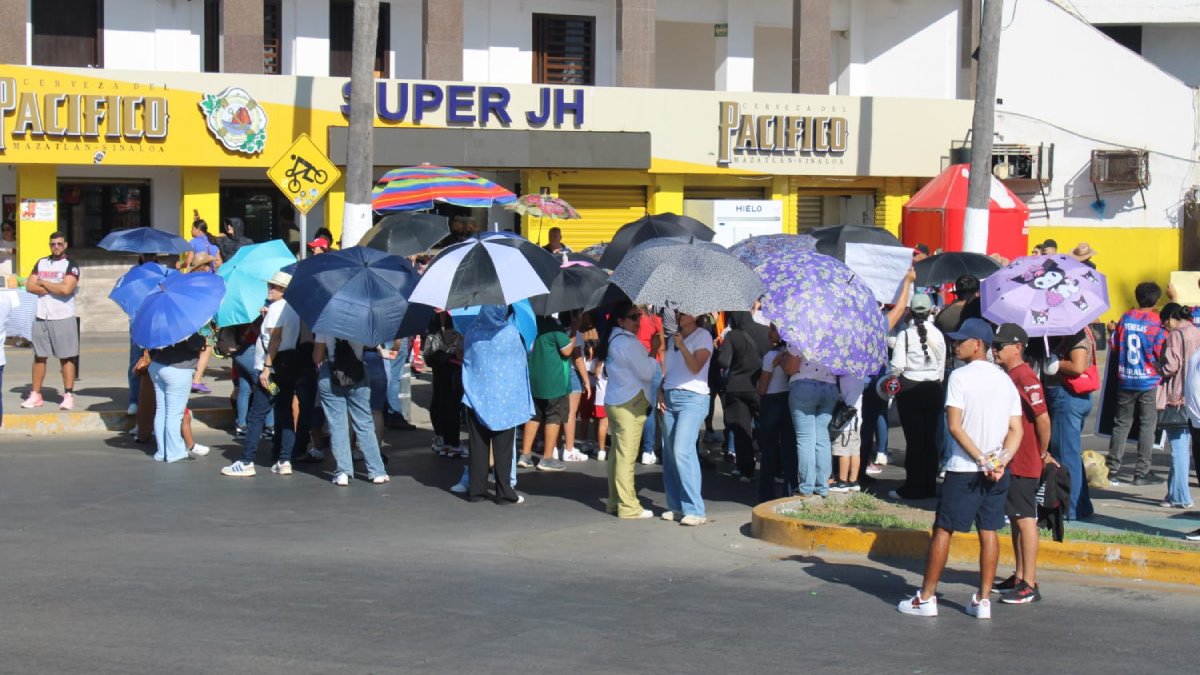familiares y alumnos de entrenadores de futbol protestan en mazatlan lugar