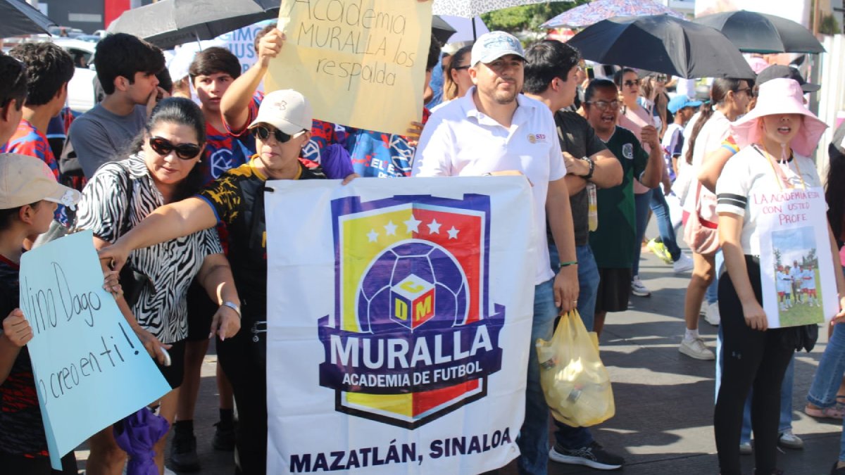 familiares y alumnos de entrenadores de futbol protestan en mazatlan muralla
