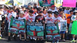familiares y alumnos de entrenadores de futbol protestan en mazatlan niños