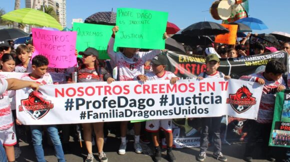 Familiares y alumnos de entrenadores de futbol protestan en Mazatlán, Sinaloa, por presunta detención ilegal