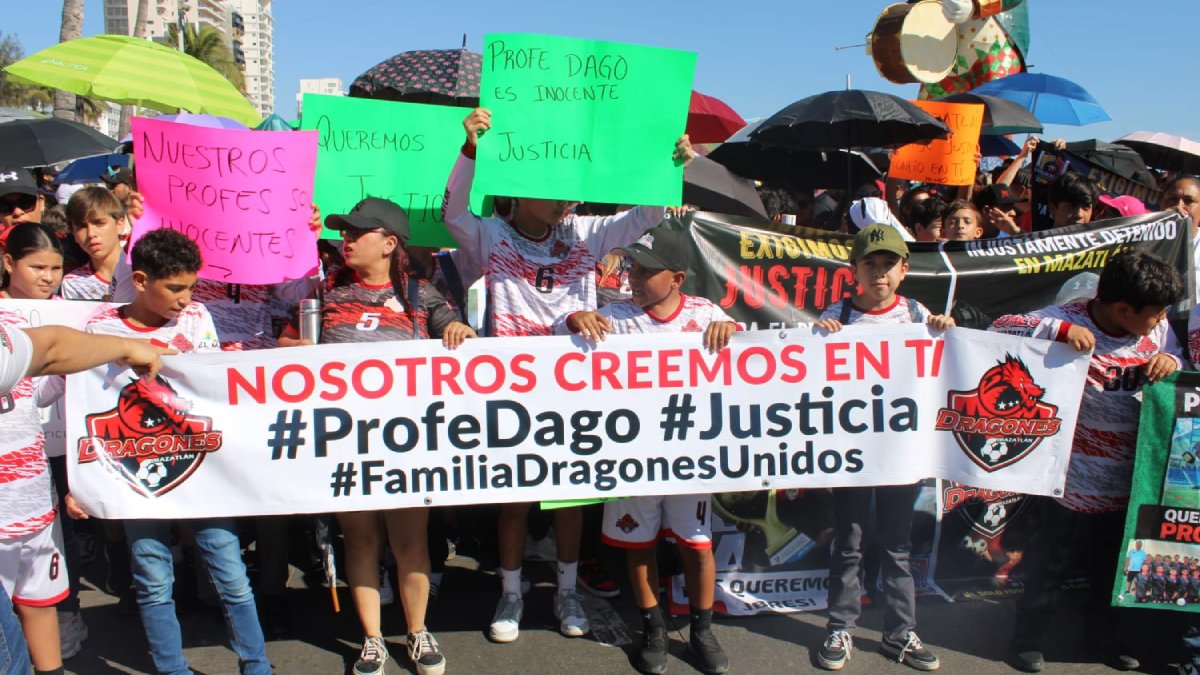 familiares y alumnos de entrenadores de futbol protestan en mazatlan profe