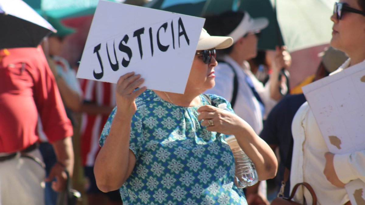 familiares y alumnos de entrenadores de futbol protestan en mazatlan sinaloa