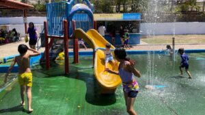 familias acuden a las albercas del parque culiacan niños