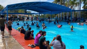 familias acuden a las albercas del parque culiacan sinaloa