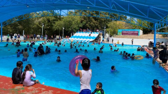 Cientos de familias disfrutan de un “chapuzón” en las albercas del Parque Culiacán durante este jueves santo