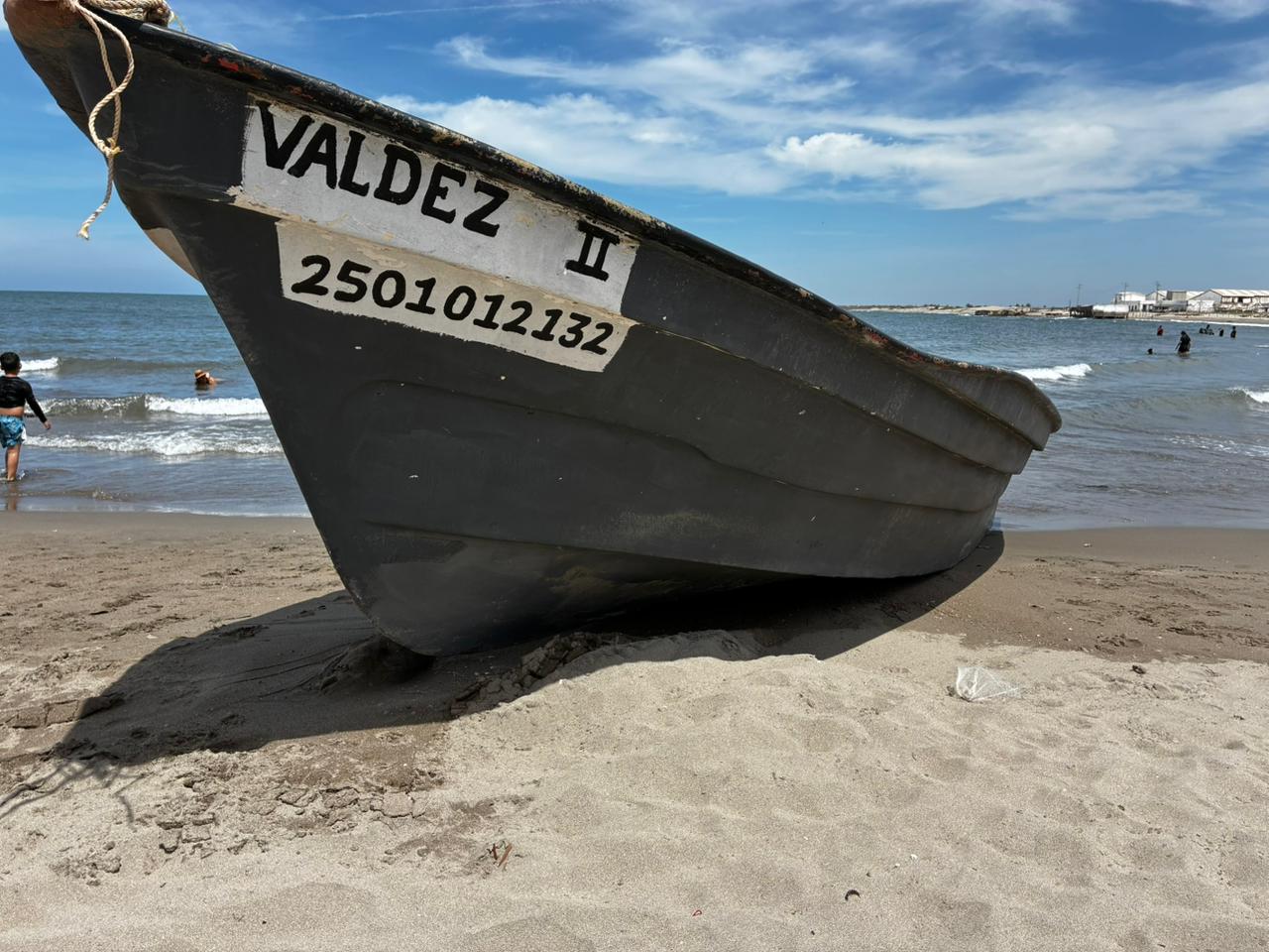 Lancha en playa de Ahome