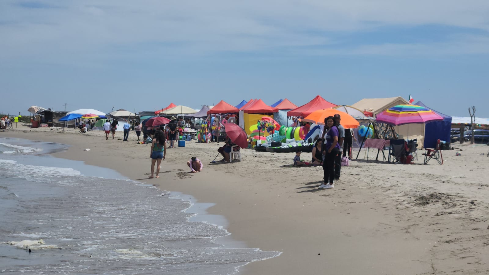 Familias disfrutan de las playas de Ahome en Semana Santa