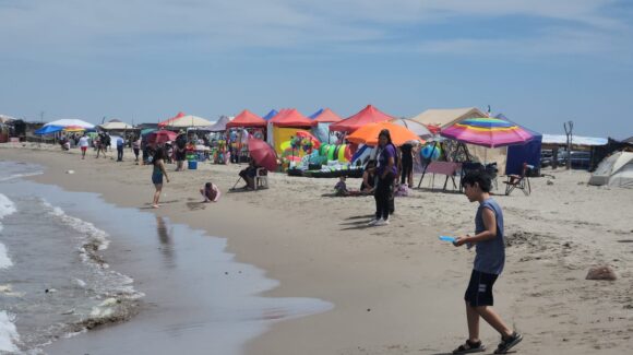 Playas de Ahome, Sinaloa, son tomadas por familias que gozan del jueves Santo 2026; conviven en ambiente sano