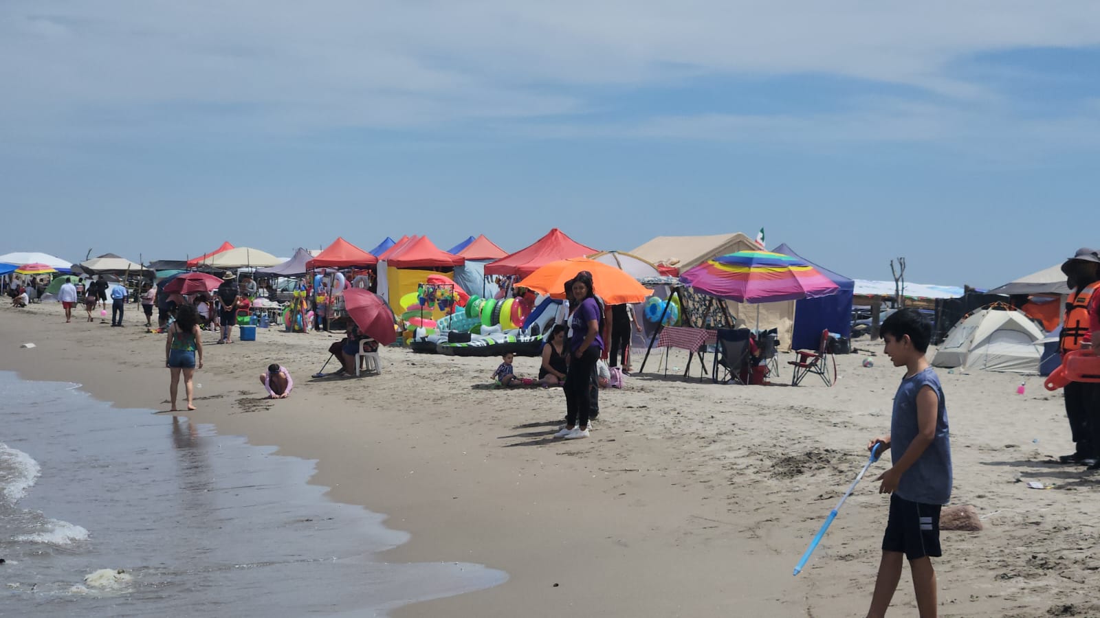 Familias disfrutan de las playas de Ahome en Semana Santa