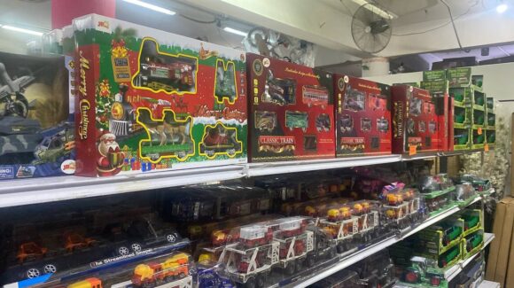 Repisas llenas y ventas vacías: comerciantes de Guasave, Sinaloa, anticipan flojo Día del Niño