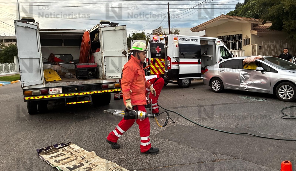 Fuerte choque deja a adulta mayor prensada en el Centro de Los Mochis