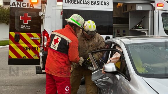Adulta mayor queda prensada tras aparatoso accidente en el Centro de Los Mochis, Sinaloa