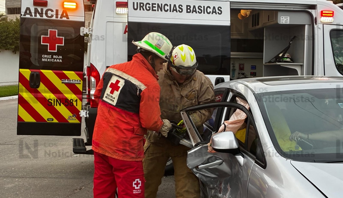 Fuerte choque deja a adulta mayor prensada en el Centro de Los Mochis