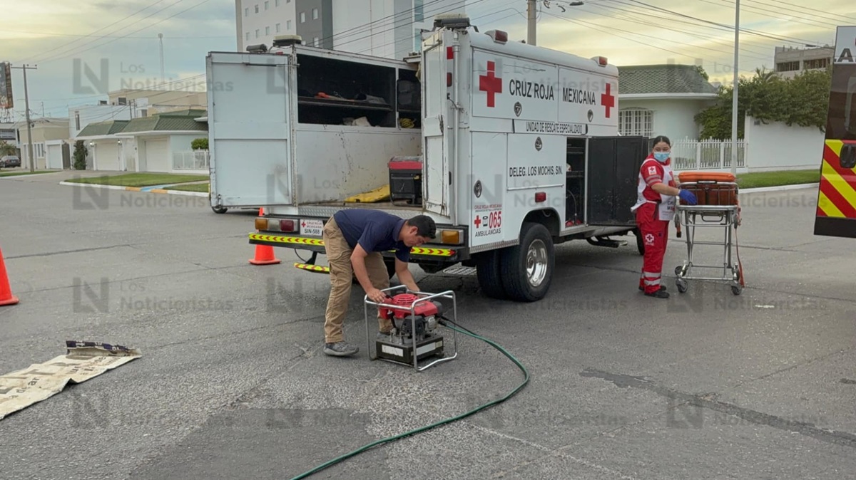 Fuerte choque deja a adulta mayor prensada en el Centro de Los Mochis