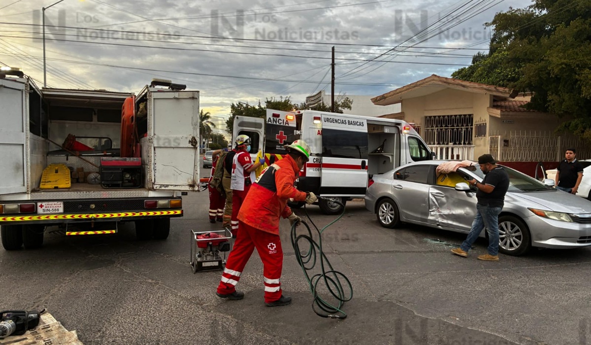 Fuerte choque deja a adulta mayor prensada en el Centro de Los Mochis