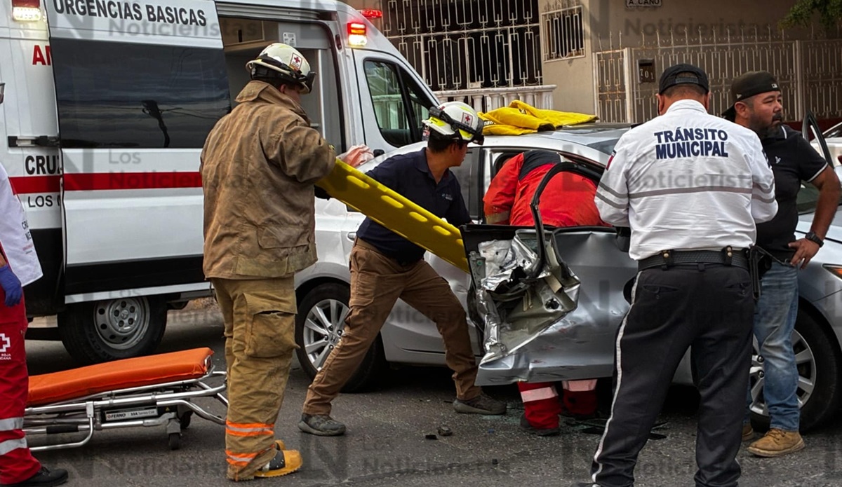 Fuerte choque deja a adulta mayor prensada en el Centro de Los Mochis