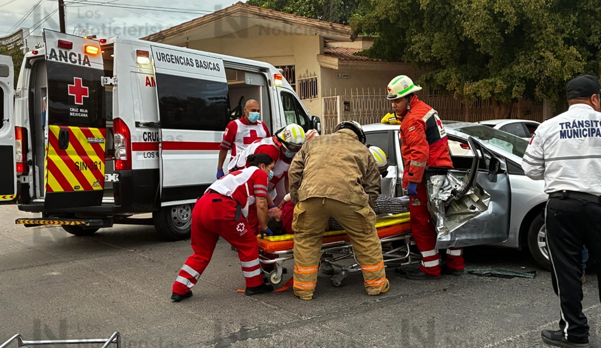 Fuerte choque deja a adulta mayor prensada en el Centro de Los Mochis