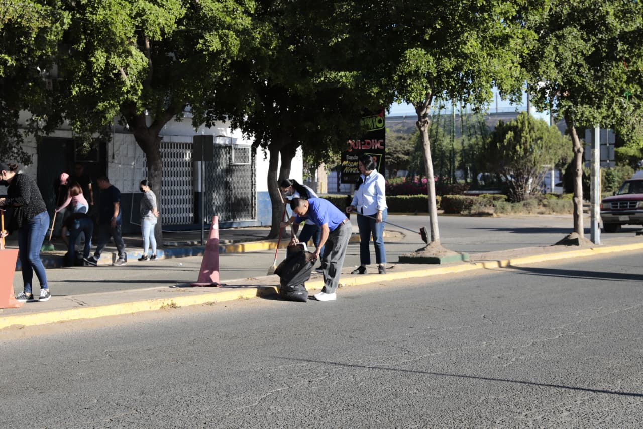 Trabajadores, funcionarios y regidores del Ayuntamiento de Guasave durante la octava Jornada Intensiva de Limpieza Sabatina