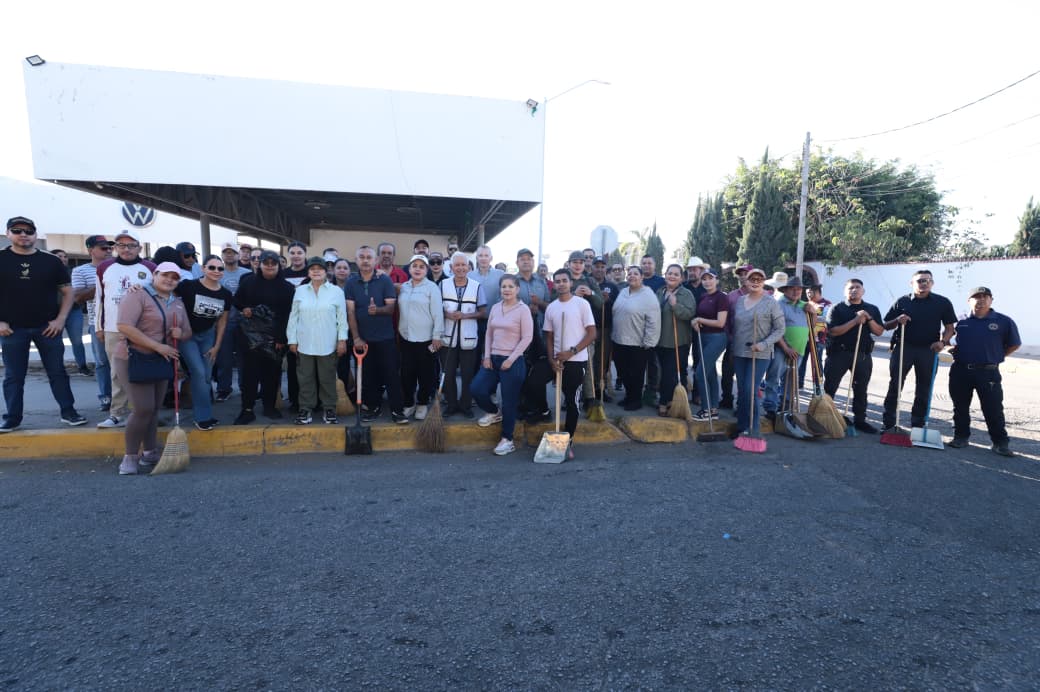 Trabajadores, funcionarios y regidores del Ayuntamiento de Guasave durante la octava Jornada Intensiva de Limpieza Sabatina